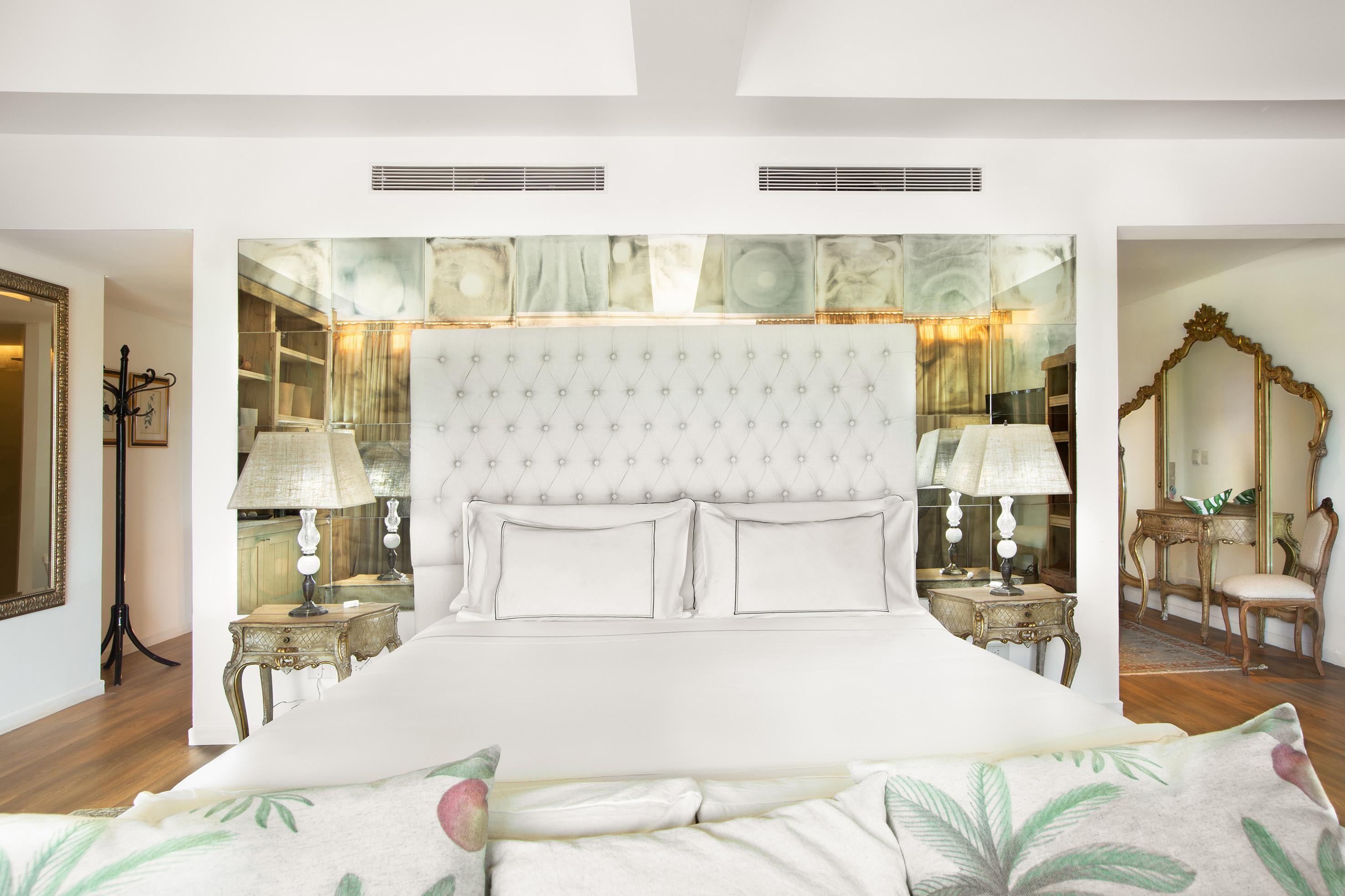 Gran Melia Iguazu Hotel Puerto Iguazu Ngoại thất bức ảnh A bedroom with a mirrored wall