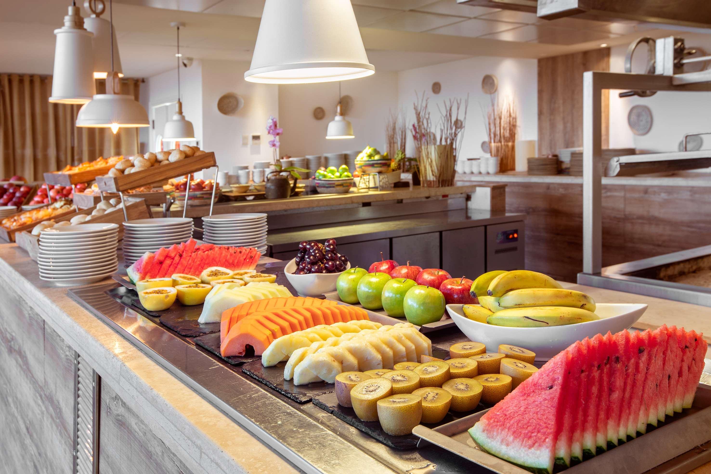 Gran Melia Iguazu Hotel Puerto Iguazu Ngoại thất bức ảnh A fruit salad buffet
